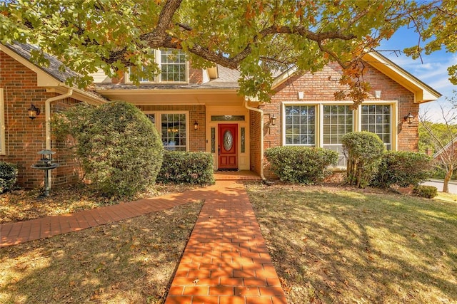 view of front of property featuring a front yard