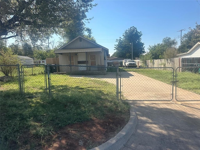 view of front facade featuring a front lawn and a porch