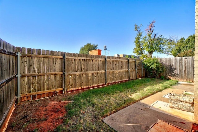 view of yard featuring a patio area