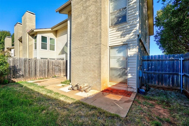 view of side of property featuring a lawn