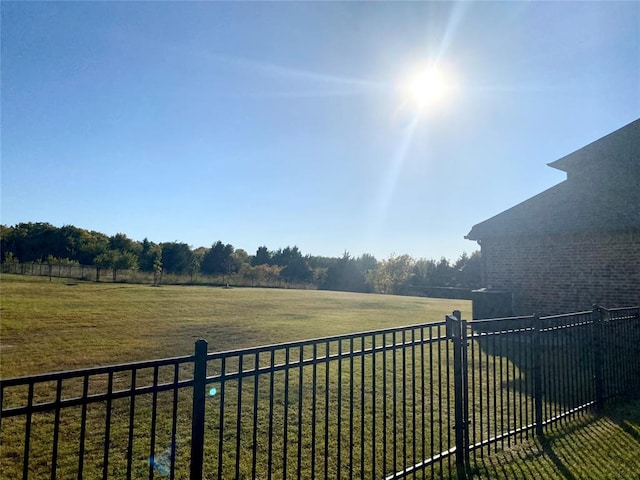 view of yard featuring a rural view