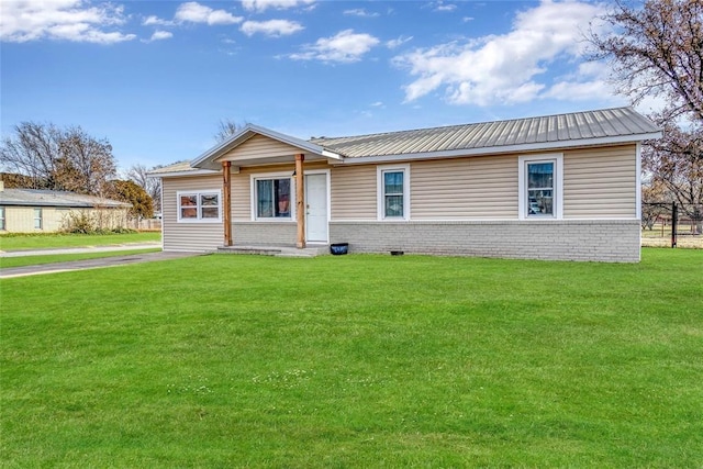 view of front of home featuring a front yard