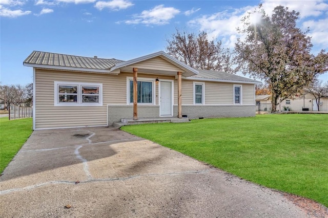 ranch-style house featuring a front lawn