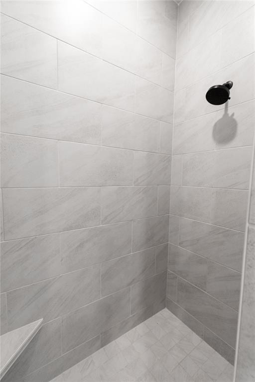 14001 Birch Ln, Edmond, OK 73049 - bathroom featuring a tile shower