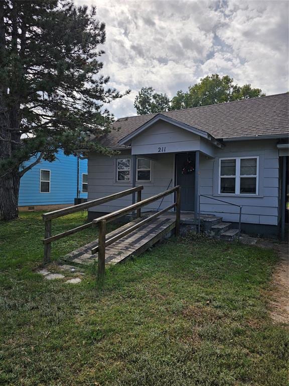 bungalow-style home featuring a front lawn