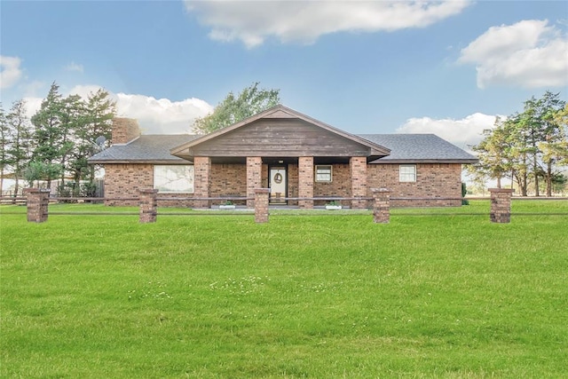 view of front of house featuring a front lawn