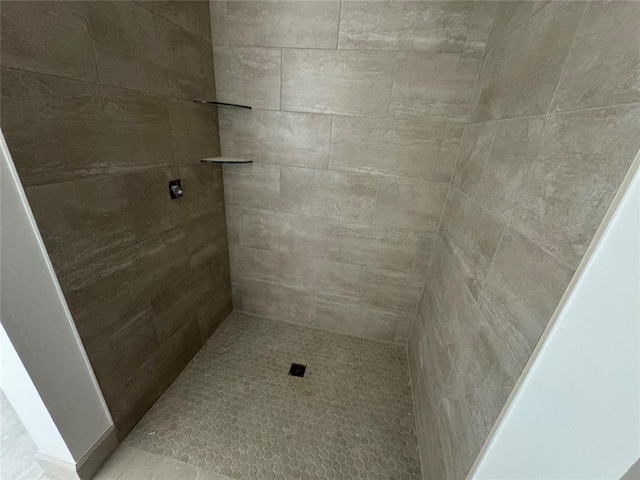 bathroom featuring a tile shower