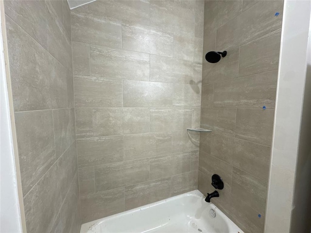 bathroom with tiled shower / bath combo