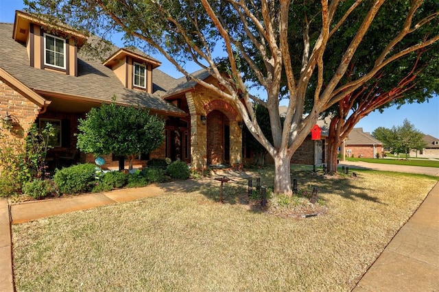 view of front of property with a front yard