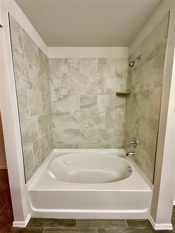 bathroom featuring tiled shower / bath combo