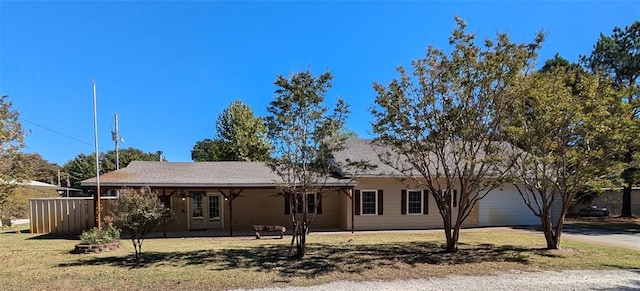 single story home featuring a front yard