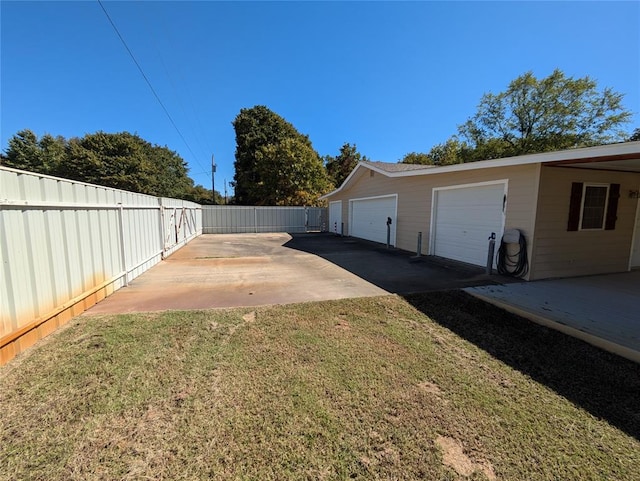 view of yard featuring a garage and an outdoor structure