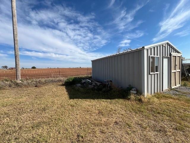 view of yard featuring a storage shed