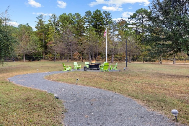 view of property's community featuring a lawn