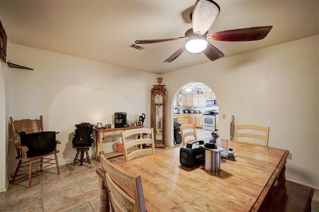 dining space with ceiling fan