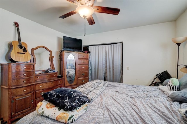 bedroom with ceiling fan