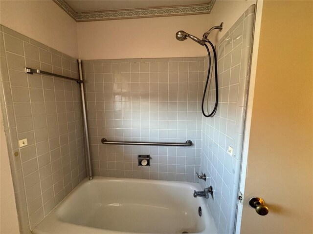 bathroom featuring tiled shower / bath