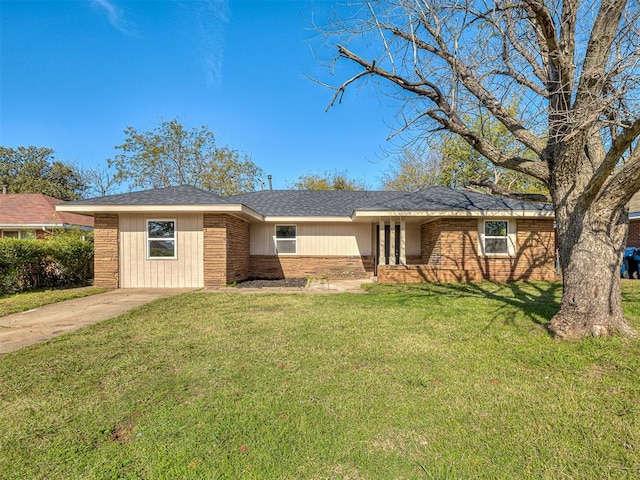 ranch-style house featuring a front yard