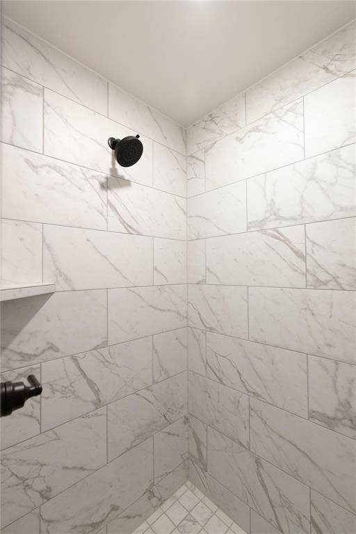 9201 Lupine Rd, Yukon, OK 73099 - full bathroom with a tile shower