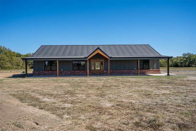 view of front of home with a front lawn