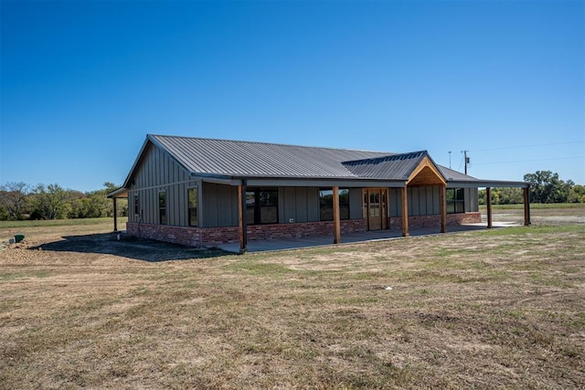 view of front of property with a front yard