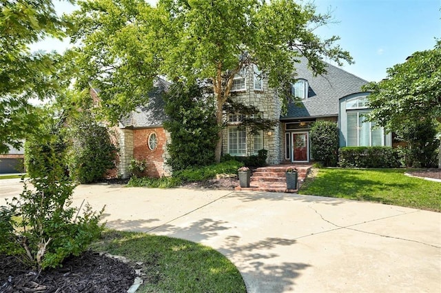 view of front of property with a front lawn