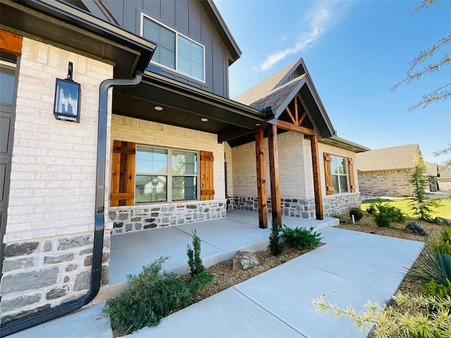 entrance to property featuring covered porch