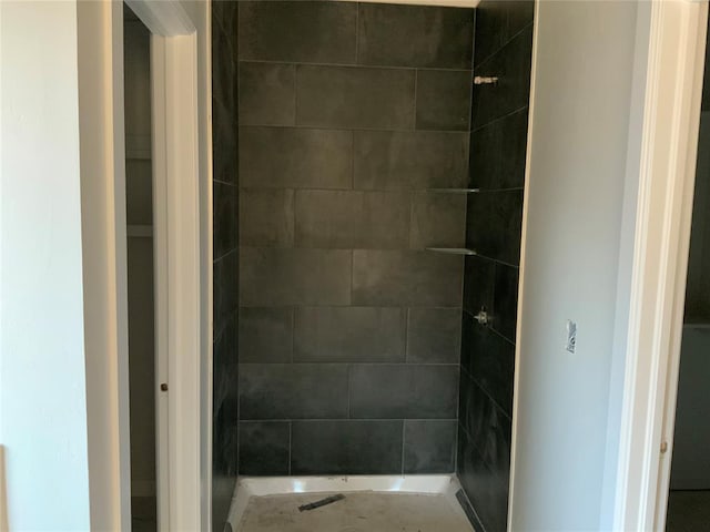 bathroom featuring a tile shower