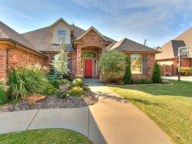 view of front of home featuring a front yard