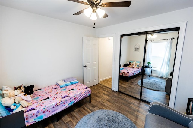 bedroom featuring ceiling fan, dark hardwood / wood-style flooring, and a closet