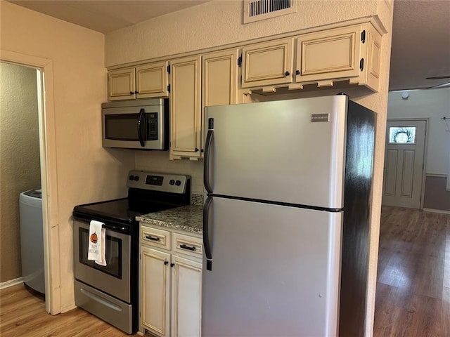 kitchen with ceiling fan, light hardwood / wood-style floors, and appliances with stainless steel finishes