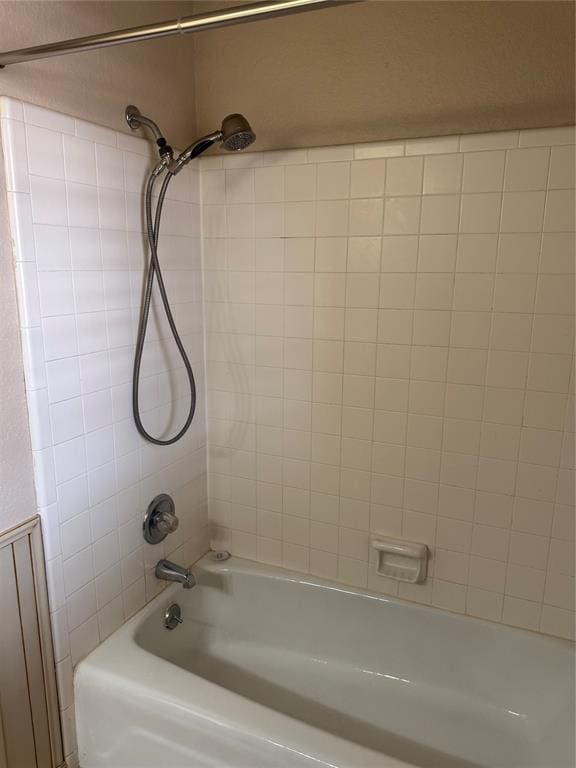 bathroom featuring tiled shower / bath