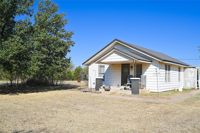 bungalow-style house featuring a front lawn and covered porch