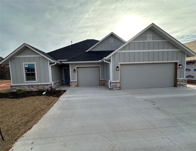 view of front facade with a garage