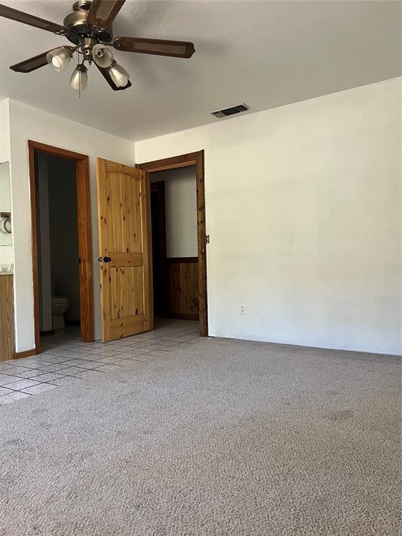 empty room featuring ceiling fan