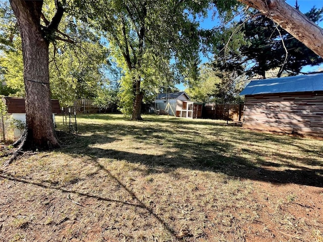 view of yard featuring a storage shed