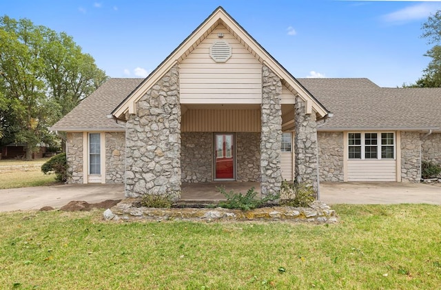 view of front of property featuring a front yard