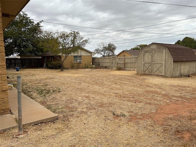 view of yard featuring a storage shed