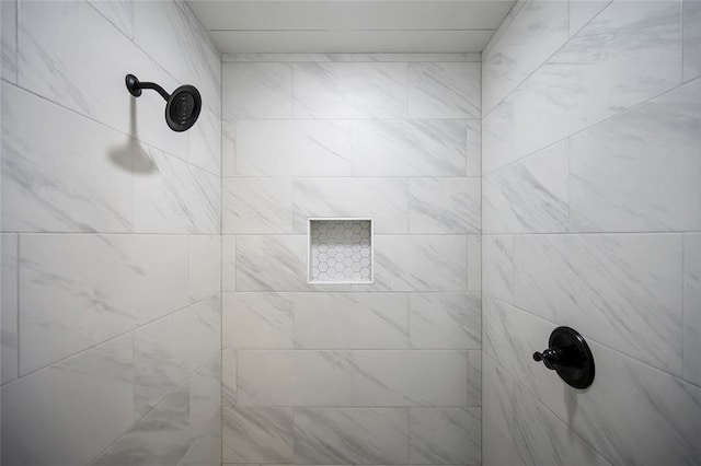 room details featuring a tile shower