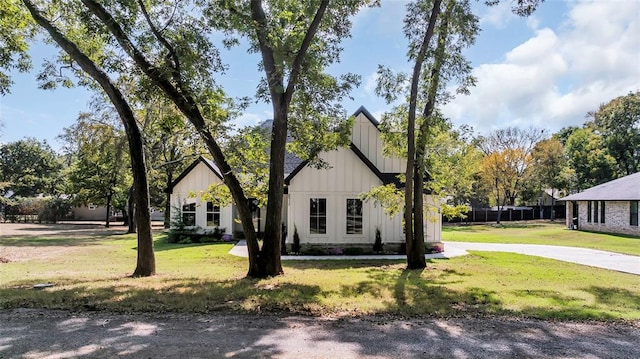 modern inspired farmhouse featuring a front lawn