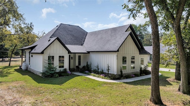 modern farmhouse style home featuring a front yard