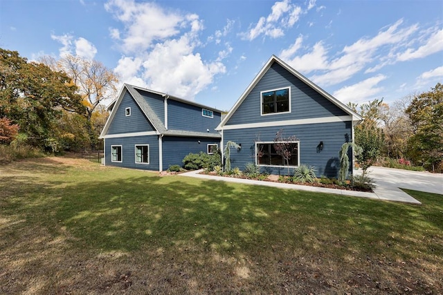 front of property featuring a front lawn