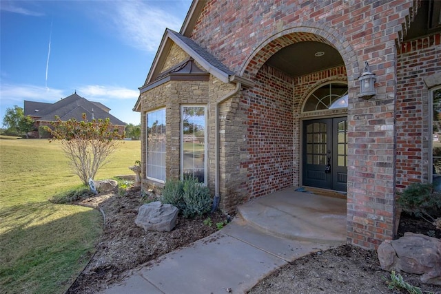 entrance to property featuring a yard