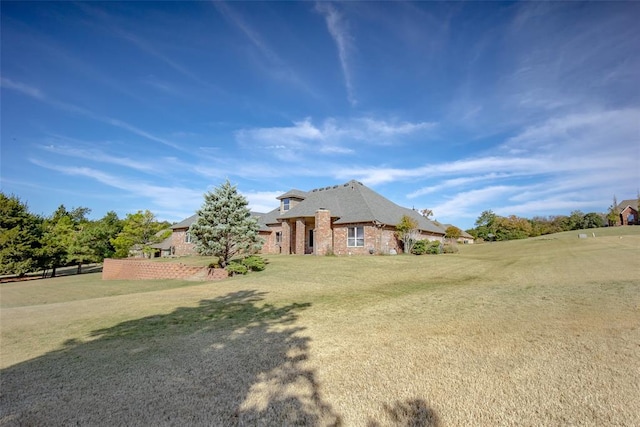 view of front of home featuring a front lawn