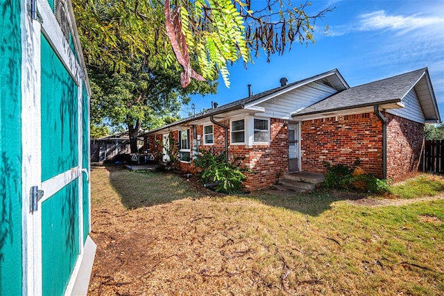 ranch-style house featuring a front yard