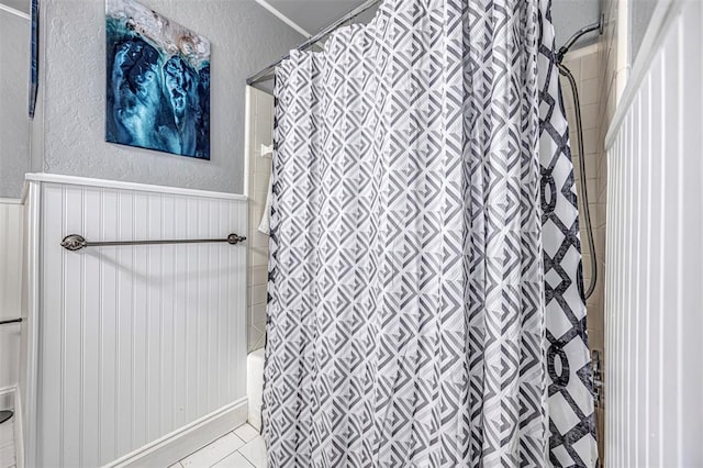 bathroom featuring shower / tub combo