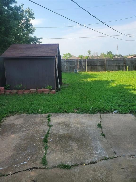 view of yard with a shed