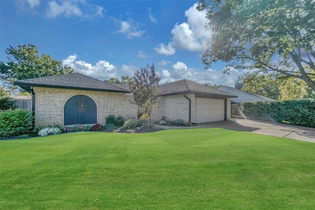 view of front of property featuring a front yard and a garage