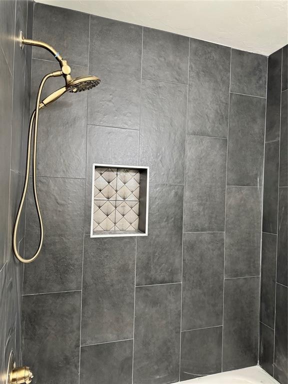 details featuring tiled shower