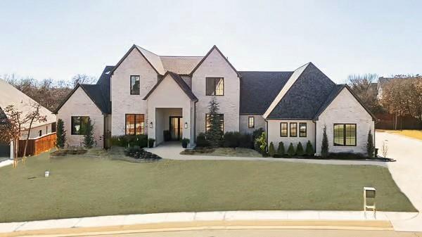 view of front facade featuring a front lawn